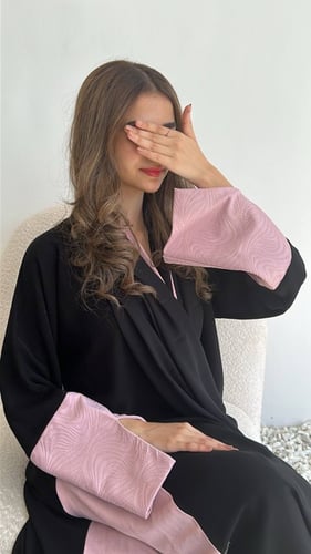 عباية روزا كريب ملكي مع تخريج وردي على الأكمام وجو...