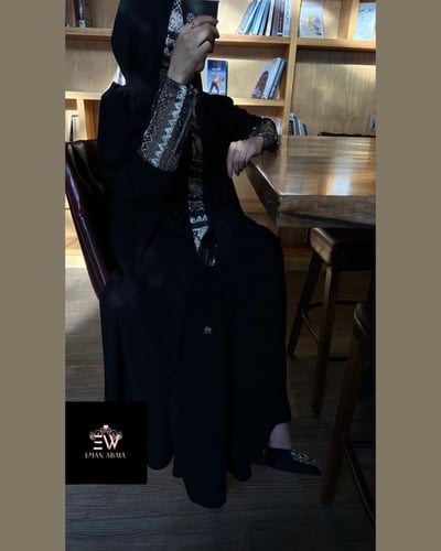 عباية ملكي كلوش مع تخريج في الاكمام والطرحه