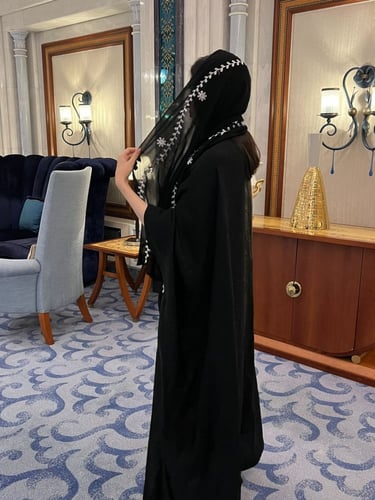 عبايه صيفيه منسوجة بقماش الكريب العماني المنقوش بق...