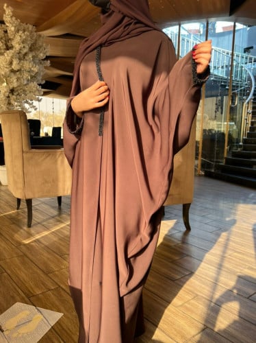 عباية بقصة قطرية تعبر عن الأناقة