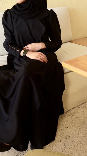 عباية عملية القماش صالونه كوري بقصة نص كلوش مع قطع...