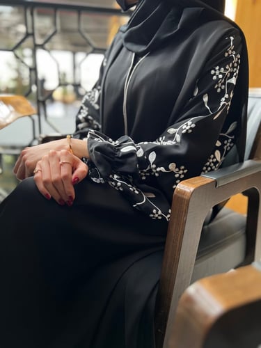 عباية أنيقة وعمليه نص كلوش مع تطريز على الأكمام