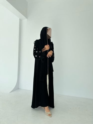 عباية ملكي تطريز على الاكمام بقصة نص كلوش وازارير...