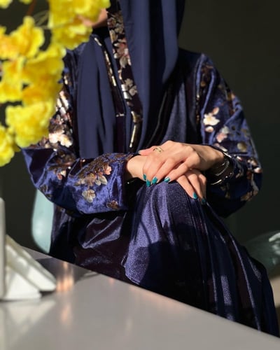 عباية مخمل كحلي نصف كلوش