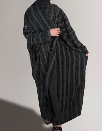 عباية زيتي بقصة البشت فخامة واناقة