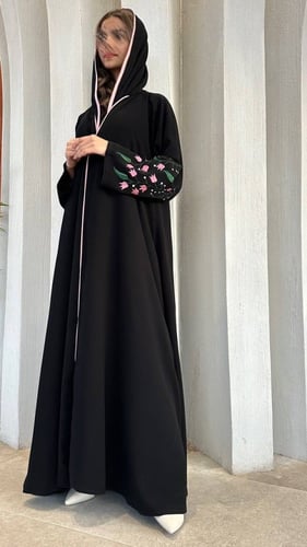 عباية فتون كريب ملكي مع تطريز على الأكمام والقصة ن...