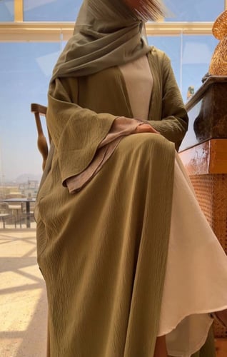 عباية الماتشا بقماش الكريب وشيفون على اطراف الاكما...