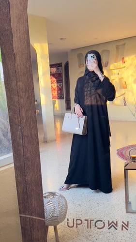 عباية توق القماش كريب ملكي والقصه عادية وتطريز أما...