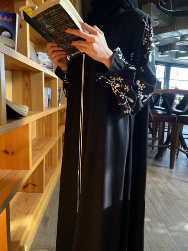 عباية أنيقة وعمليه نص كلوش مع تطريز على الأكمام