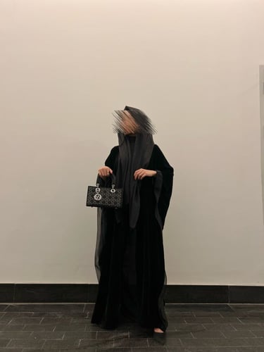 عباية شيخة عباية بشت مخمل مع تخريج شيفون لمعه خفيف...