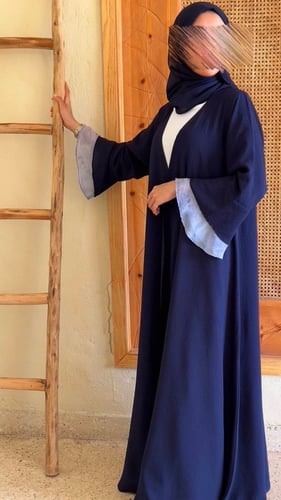 عباية بلو بقماش الكريب والشيفون على اطراف الاكمام...