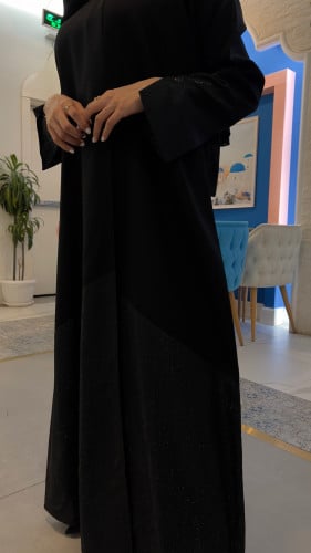 عباية انيقة بقماش ملكي وتخريج بقماش الروزانا والقص...