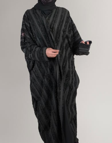 عباية زيتي بقصة البشت فخامة واناقة