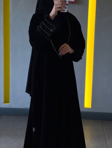 عباية مخمل اسود نصف كلوش