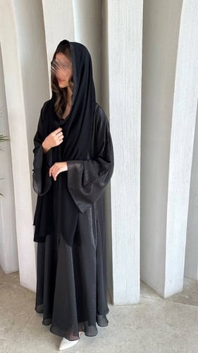 عباية ياقوته شيفون مقصب بلمعة مع قماش الندى الكوري...