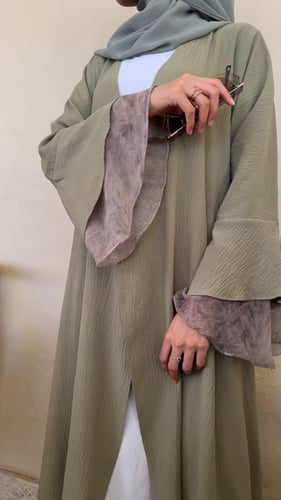 عباية الماتشا بقماش الكريب وشيفون على اطراف الاكما...