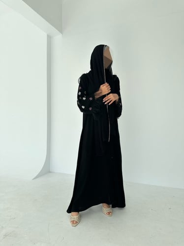 عباية ملكي تطريز على الاكمام بقصة نص كلوش وازارير...