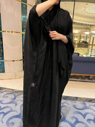 عبايه صيفيه منسوجة بقماش الكريب العماني المنقوش بق...