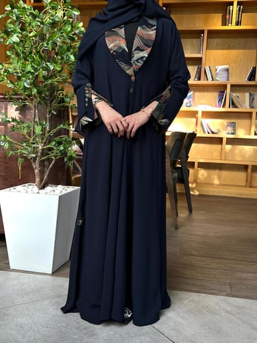 عباية بقماش الحرير المغسول كحلي ومشجر قصه نص كلوش