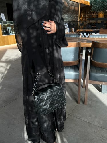 عباية كلوش جمعت بين الفخامة والنعومة لإطلالة انثوي...