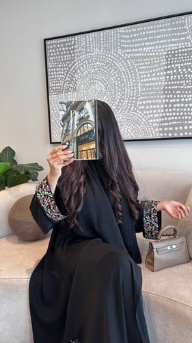 عباية ورد بقماش الكريب القصة نص كلوش وتطريز ورد عل...