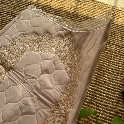 طقم مطرز-وردي فاتح