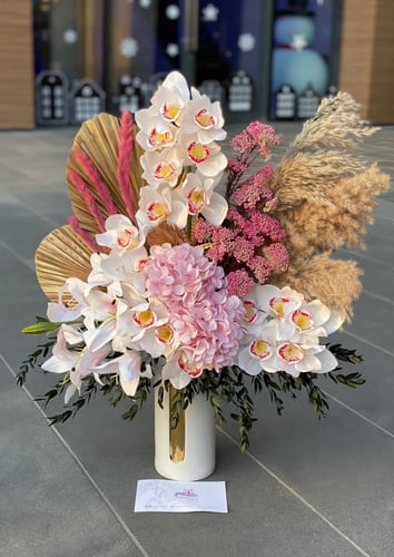 مجموعه من الورود الدائمه على فازه