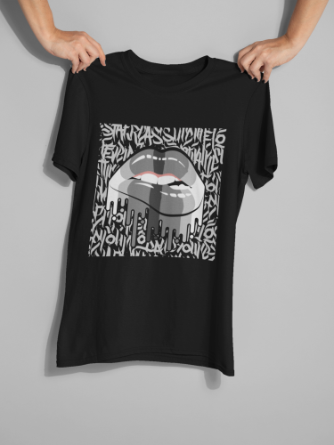 تيشيرت بتصميم عصري – شفاه فنية مع تفاصيل جرافيتي