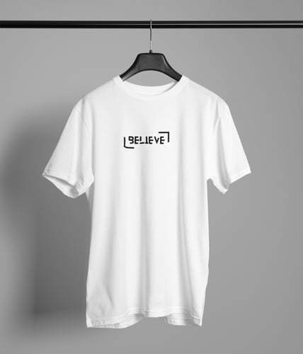 "تيشيرت Believe - تصميم بسيط وأنيق بالأبيض والأسود...