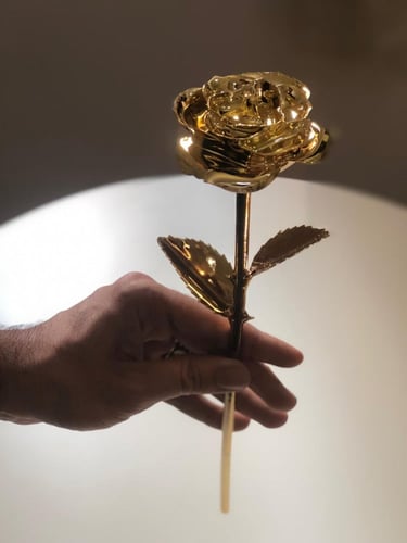 ورد مطلي بالذهب .