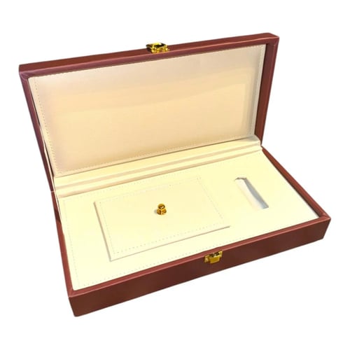 شنطة جلد زيتي ومن الداخل بيج مستطيلة سيفين ونخلة أ...