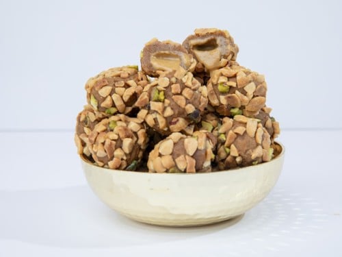 كرات التمر بالمكسرات حشوة الطحينه