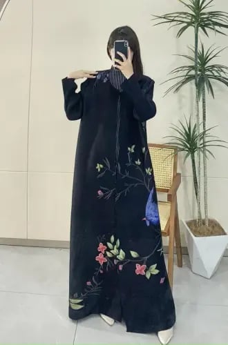 عباية كريب بليسيه مفتوحة بدون ياقة بقصة واسعة ومنسدلة بطبعات لوحات طبيعية