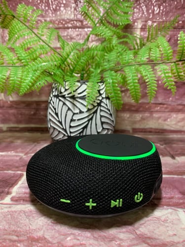 قوي - سامبي مكبر صوت +شاحن لاسلكي 10 واط + بطارية...