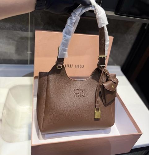 شنطه miumiu