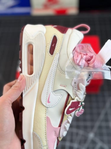 NIKE