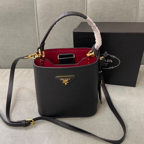 شنطه برادا أسود