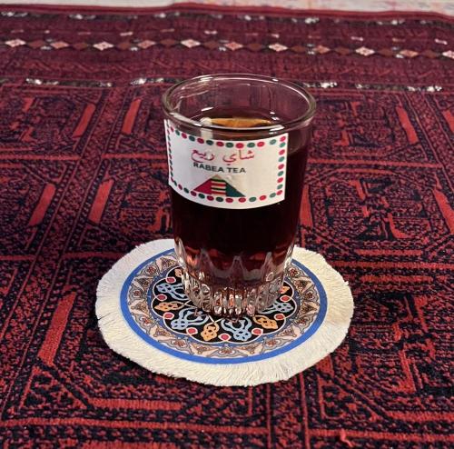 سجادة الشاي مع كاسة شاي ربيع لمسة من التراث مع كل...