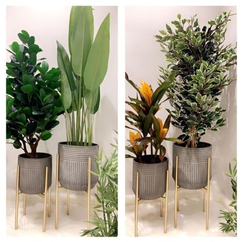 طقم من المراكن المعدنية وبشكل جديد وقاعدة ذهبية