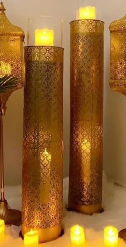 طقم من الشمعدان المعدني المنقوش وذو دورين ،،