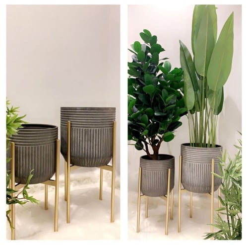 طقم من المراكن المعدنية وبشكل جديد وقاعدة ذهبية