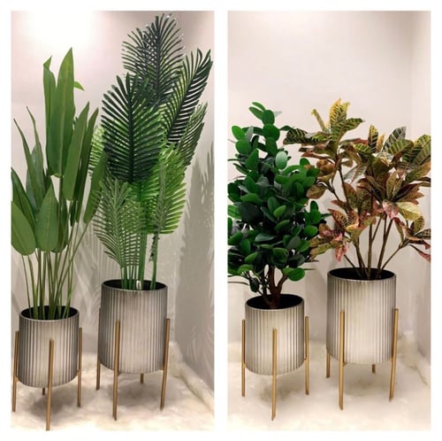 طقم من المراكن المعدنية المقلمة باللون الرصاصي وال...