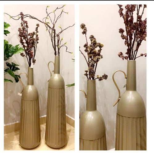 طقم من الفازات المعدنية