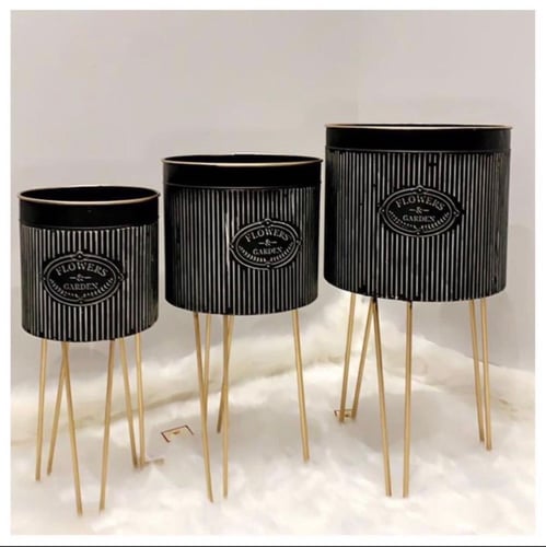 مراكن معدنية مقلمة بطريقة جذابة باللون الأسود والذ...