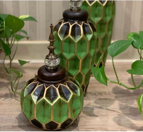 طقم من الفازات بشكل وألوان جذابة