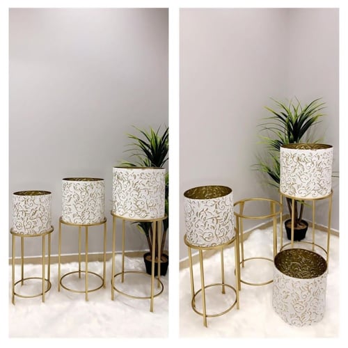 طقم من المراكن معدنيه ابيض وذهبي مع استاند ذهبي