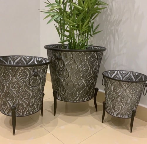 طقم من المراكن المعدنية الفضية الصلبة المحفورة بال...