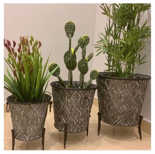 طقم من المراكن المعدنية الفضية الصلبة المحفورة بال...