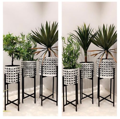 طقم من المراكن المعدنية المحفورة باللون الأسود وال...