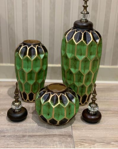 طقم من الفازات بشكل وألوان جذابة